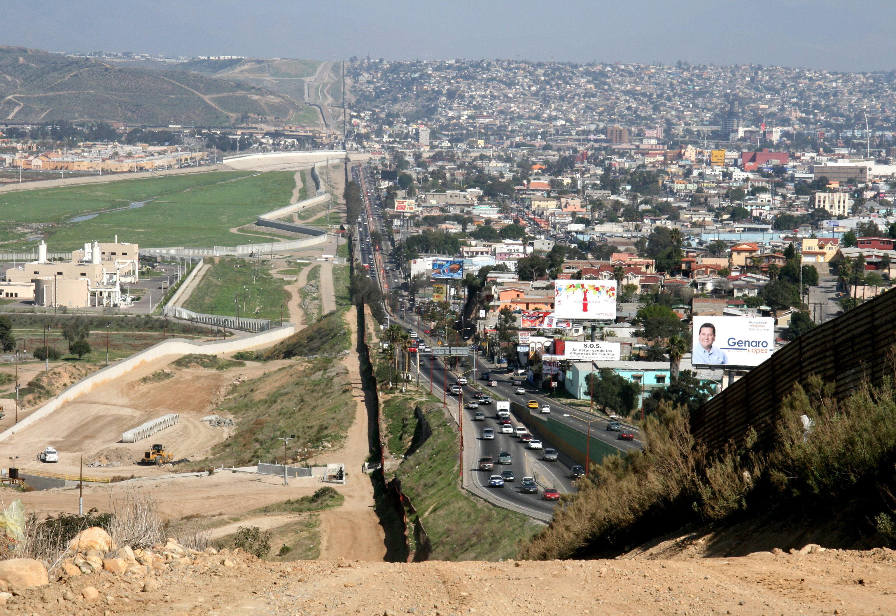Tijuana - Contrasts between one country and another the quality of public administration. A small fence separates densely-populated Tijuana, Mexico, right,…