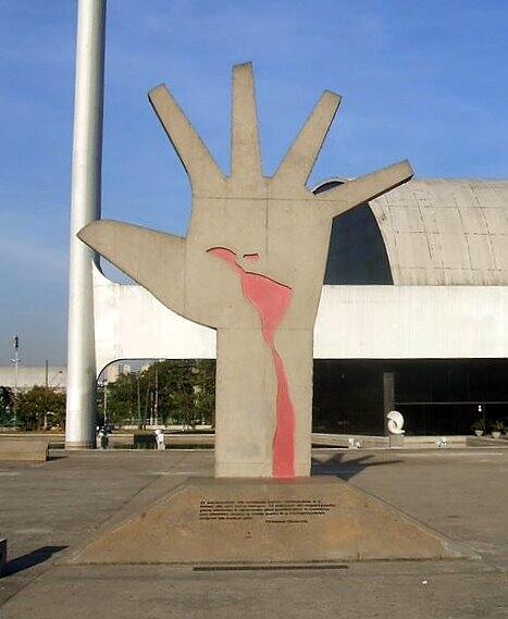 Mão, escultura de Oscar Niemeyer no Memorial da América Latina.