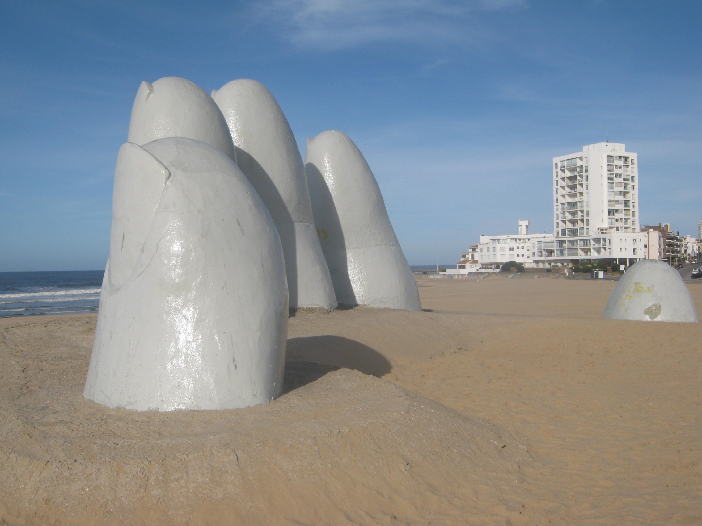 "La Mano" que emerge de la arena fue creada por el artista chileno Mario Irrazábal, en febrero de 1982. Es un ícono de Punta del Este y un lugar muy atractivo para turistas y representativo del lugar.
