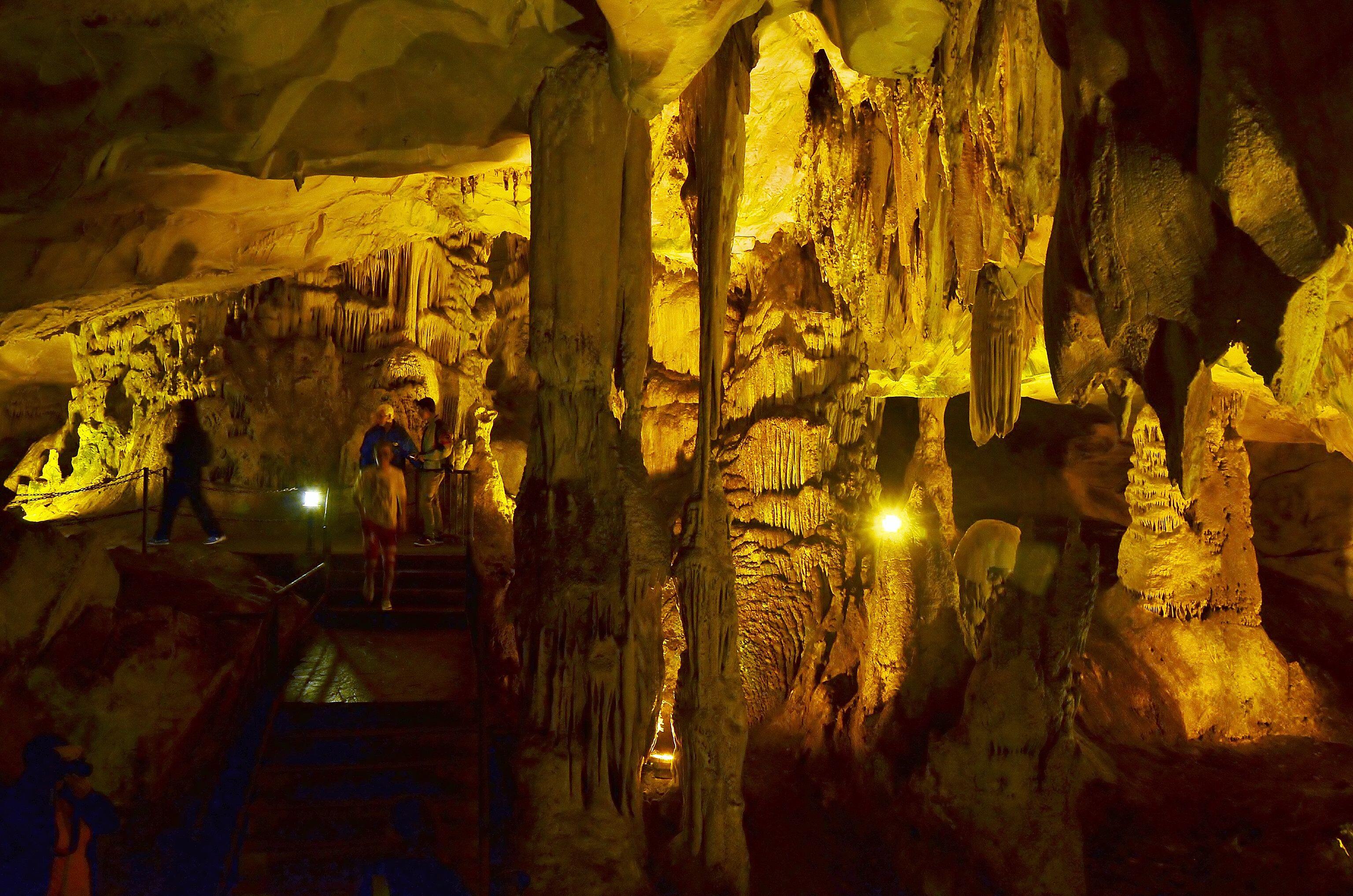 Dupnisa Caves