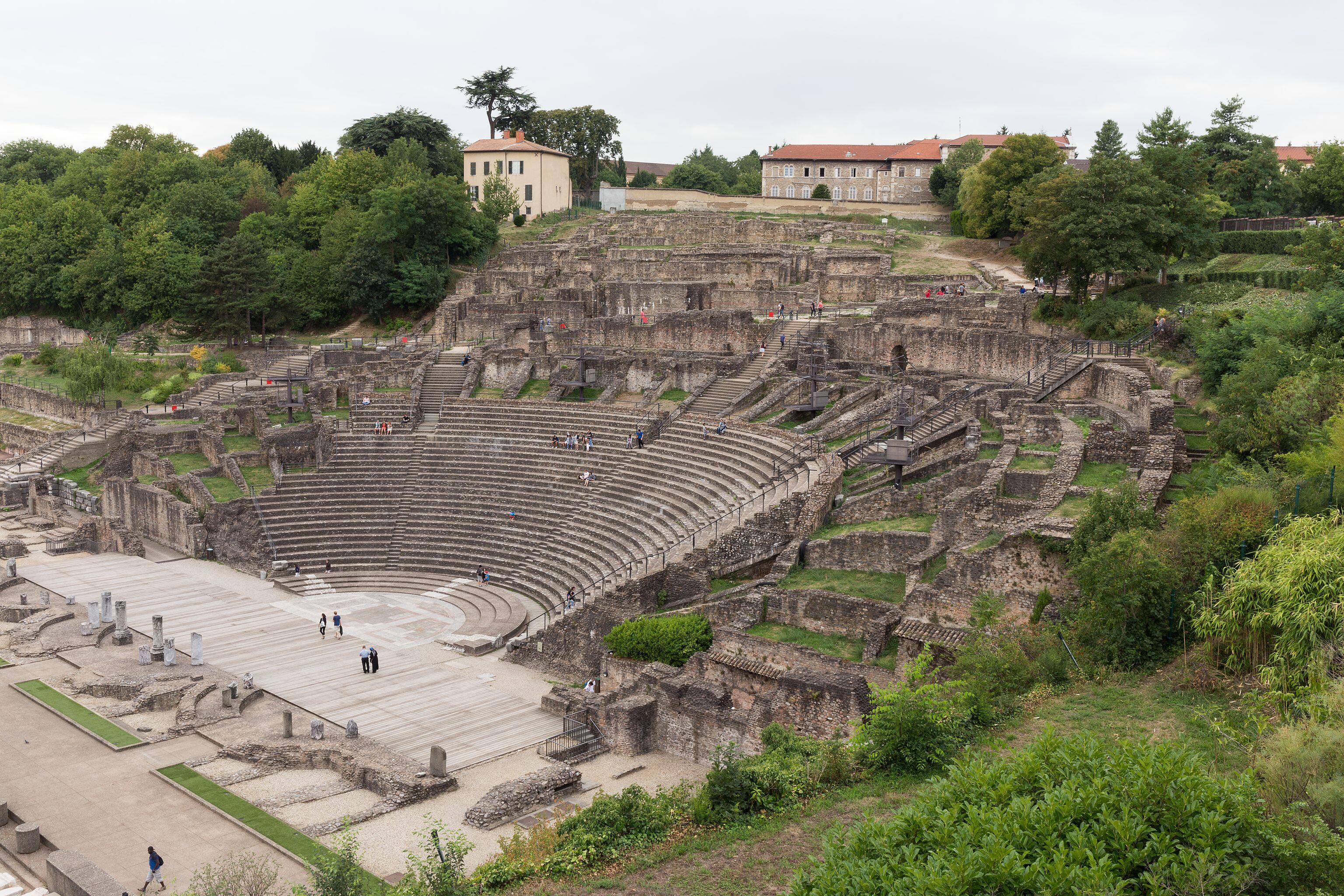 Théâtre antique de Lyon dans le 5e arrondissement de Lyon : vue d'ensemble depuis la terrasse du musée gallo-romain.