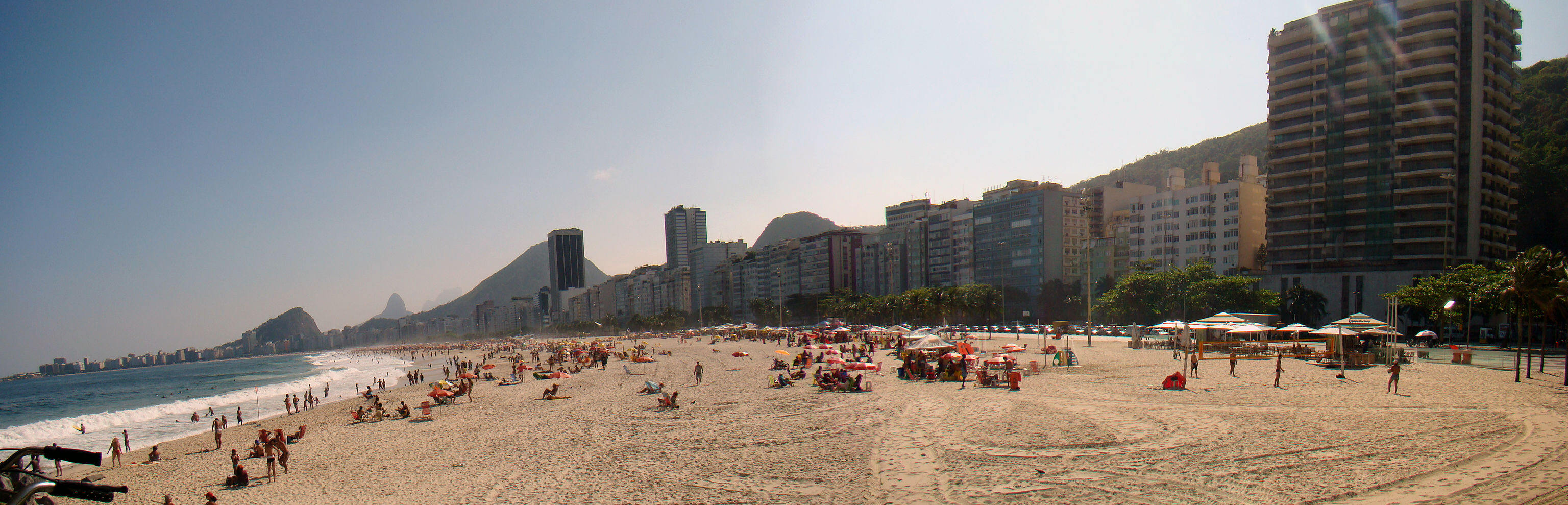 A praia de Copacabana localiza-se no bairro de mesmo nome, na zona Sul da cidade do Rio de Janeiro, no Brasil.