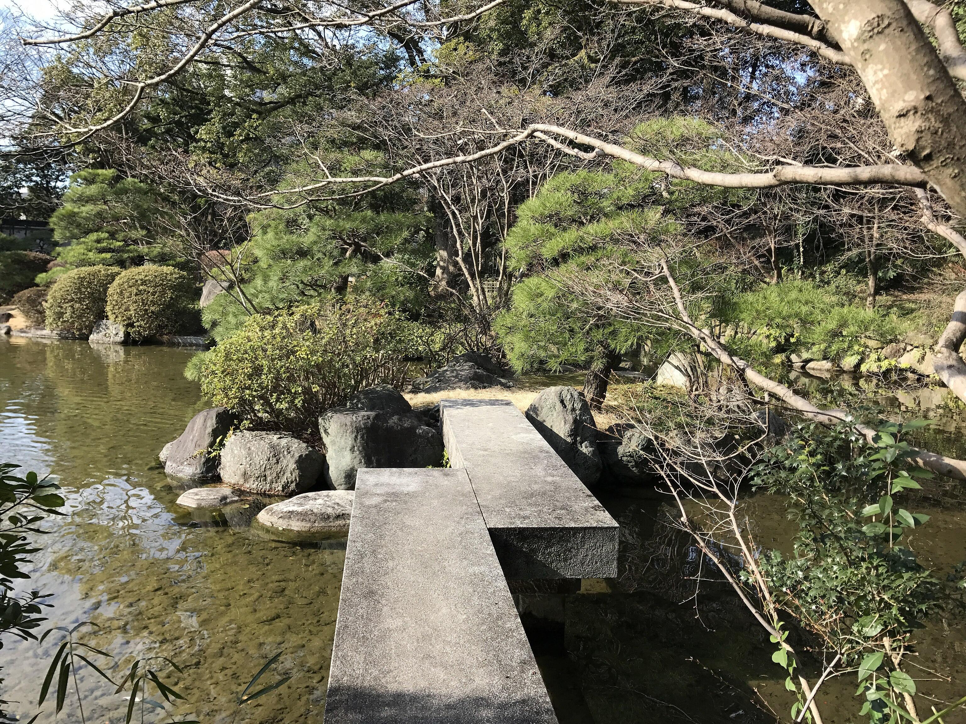 友泉亭公園の池と石橋