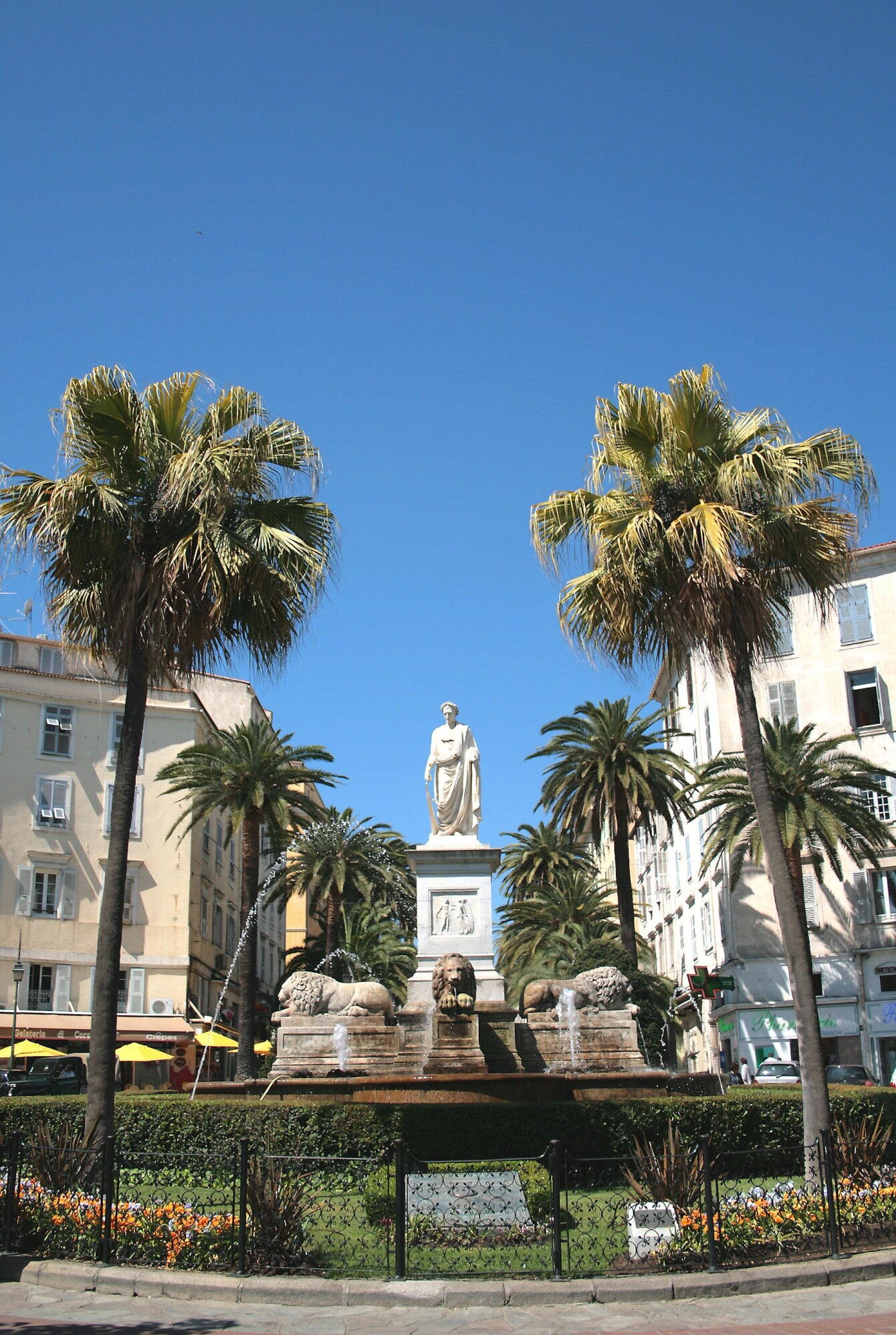 Ajaccio - Ajaccio France, la place du Maréchal-Joffre (ou des Palmiers) et sa statue de marbre blanc de Napoléon Bonaparte Premier consul (œuvre de Maglioli).