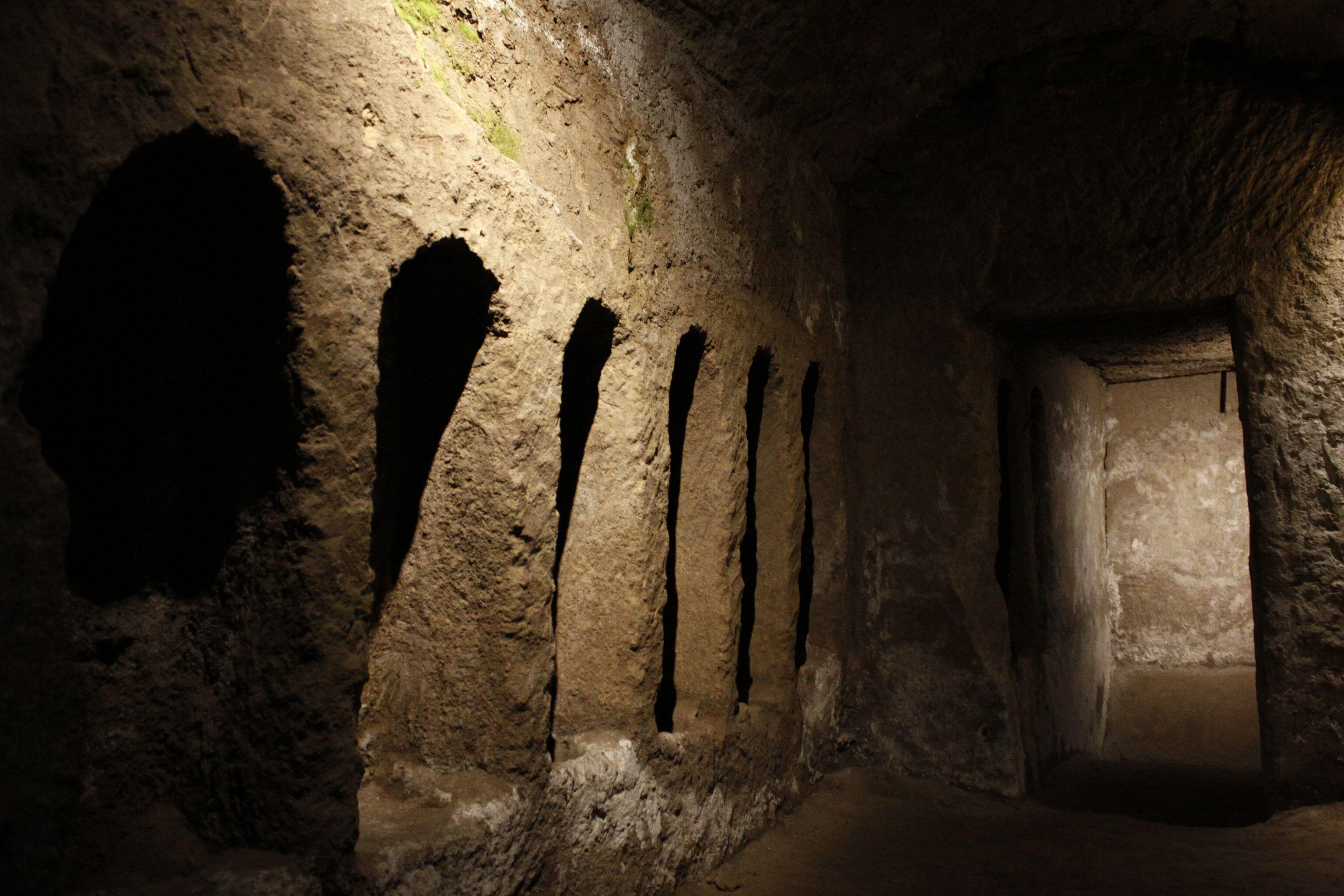 Scolatoi presenti all'interno della catacomba di san Gaudioso, risalenti al XVII sec.