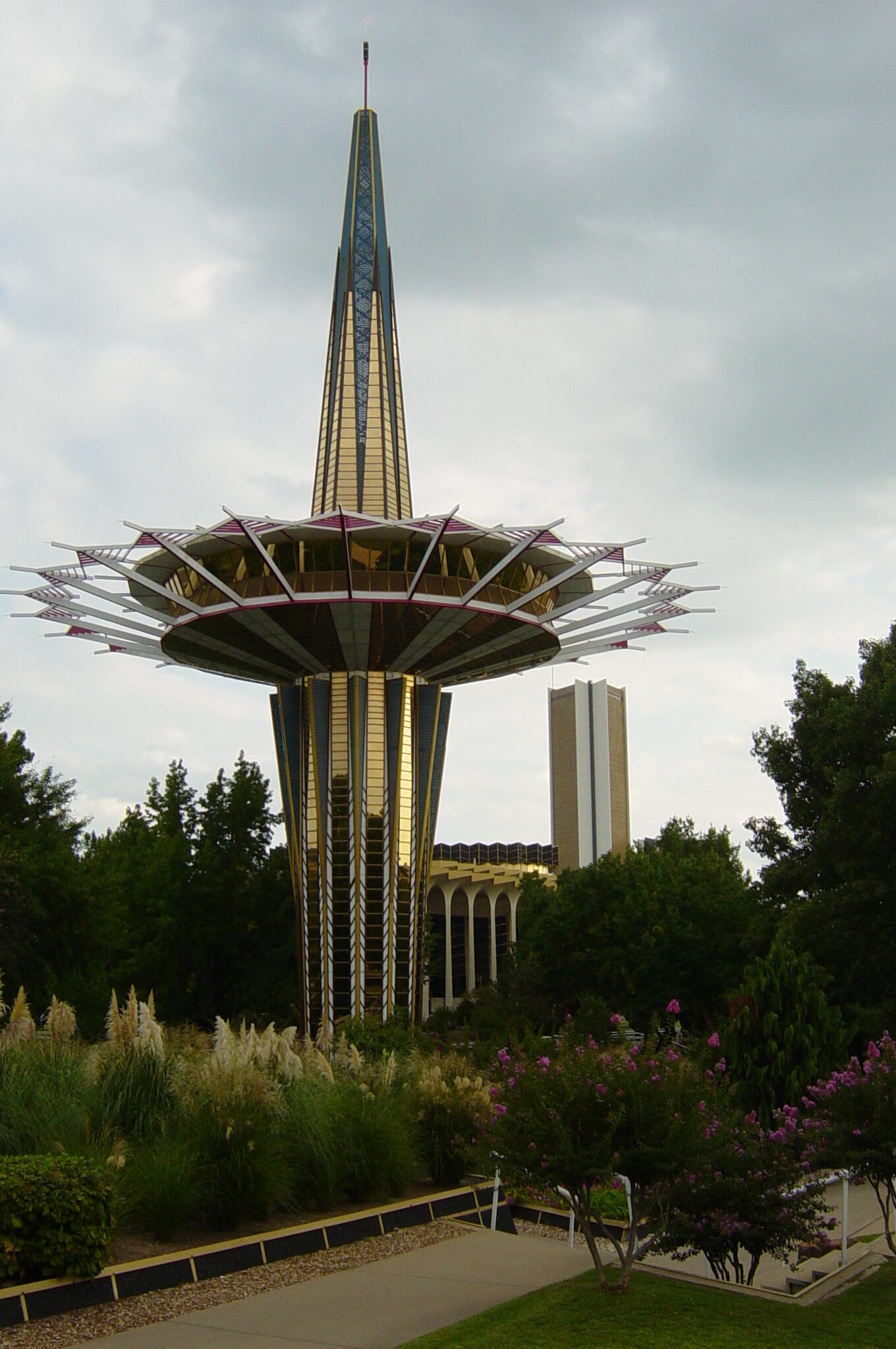Photograph of the Prayer Tower on the campus of Oral Roberts Universityen in Tulsaen, Oklahomaen.