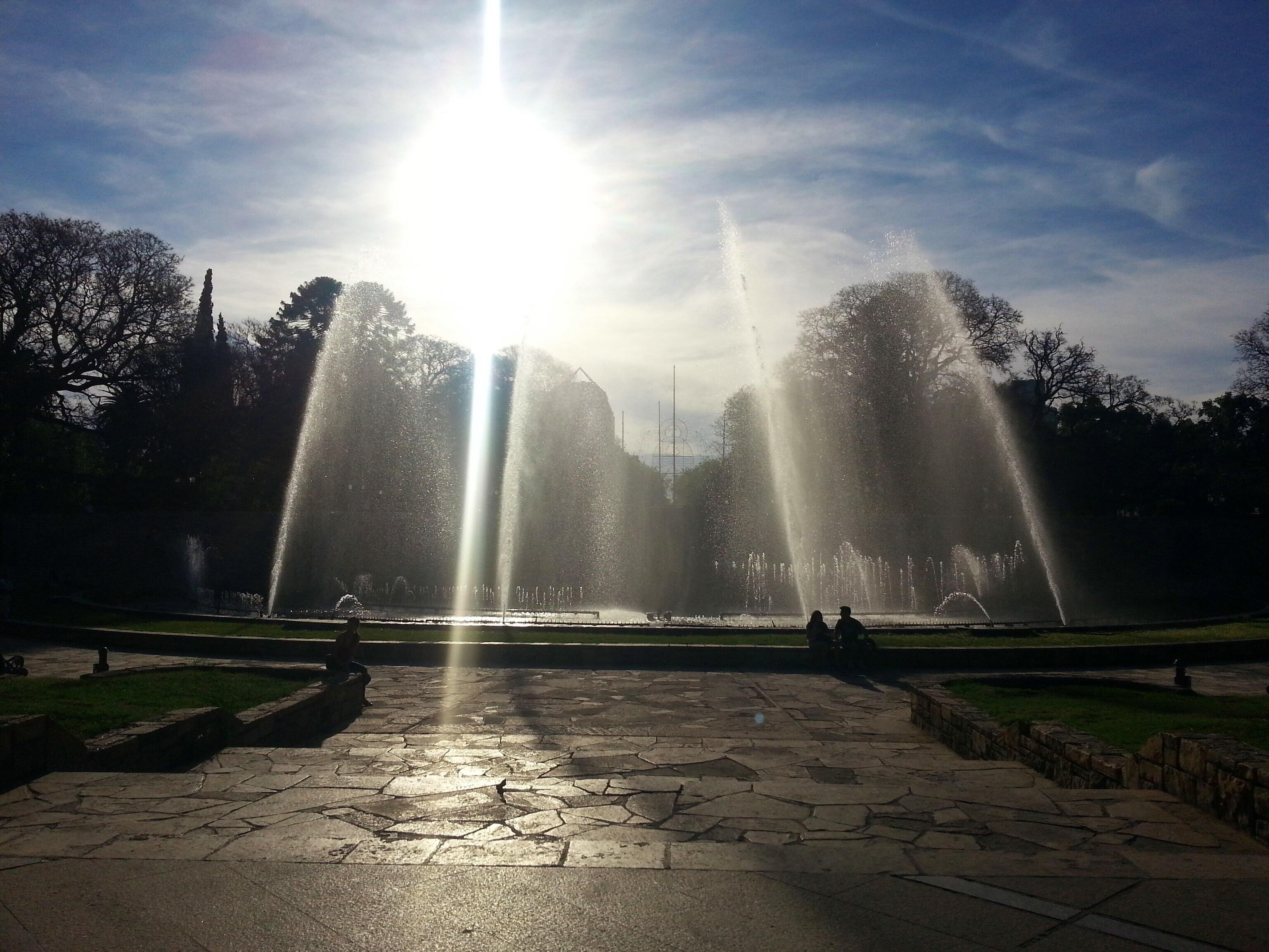 Fuente de la mas conocida y famosa Plaza de la ciudad de Mendoza (Plaza Independencia) lugar de encuentro, eventos, tomar mate, leer un libro.