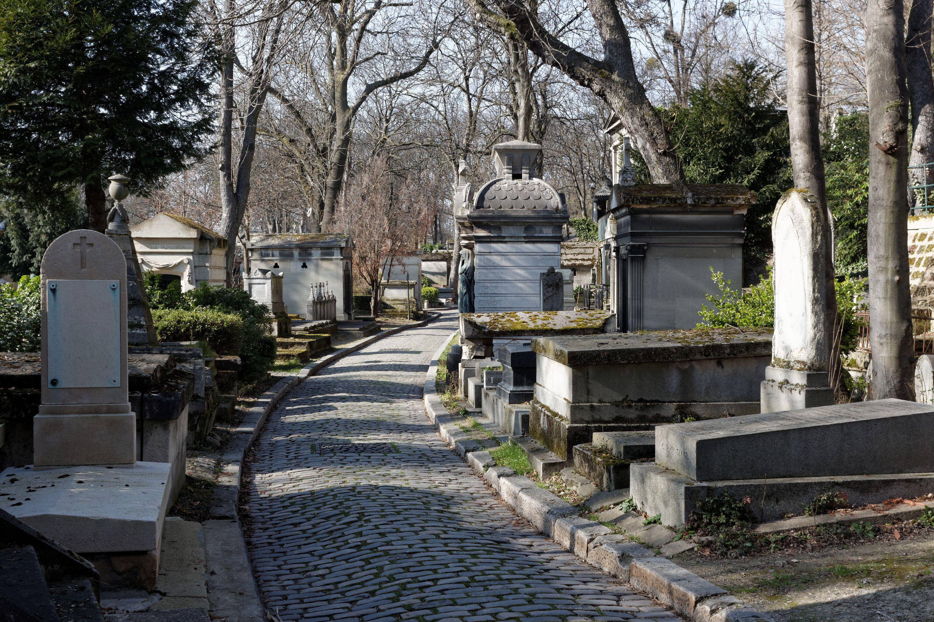 Vue du chemin de la Guérite,au cimetière du Père-Lachaise.
