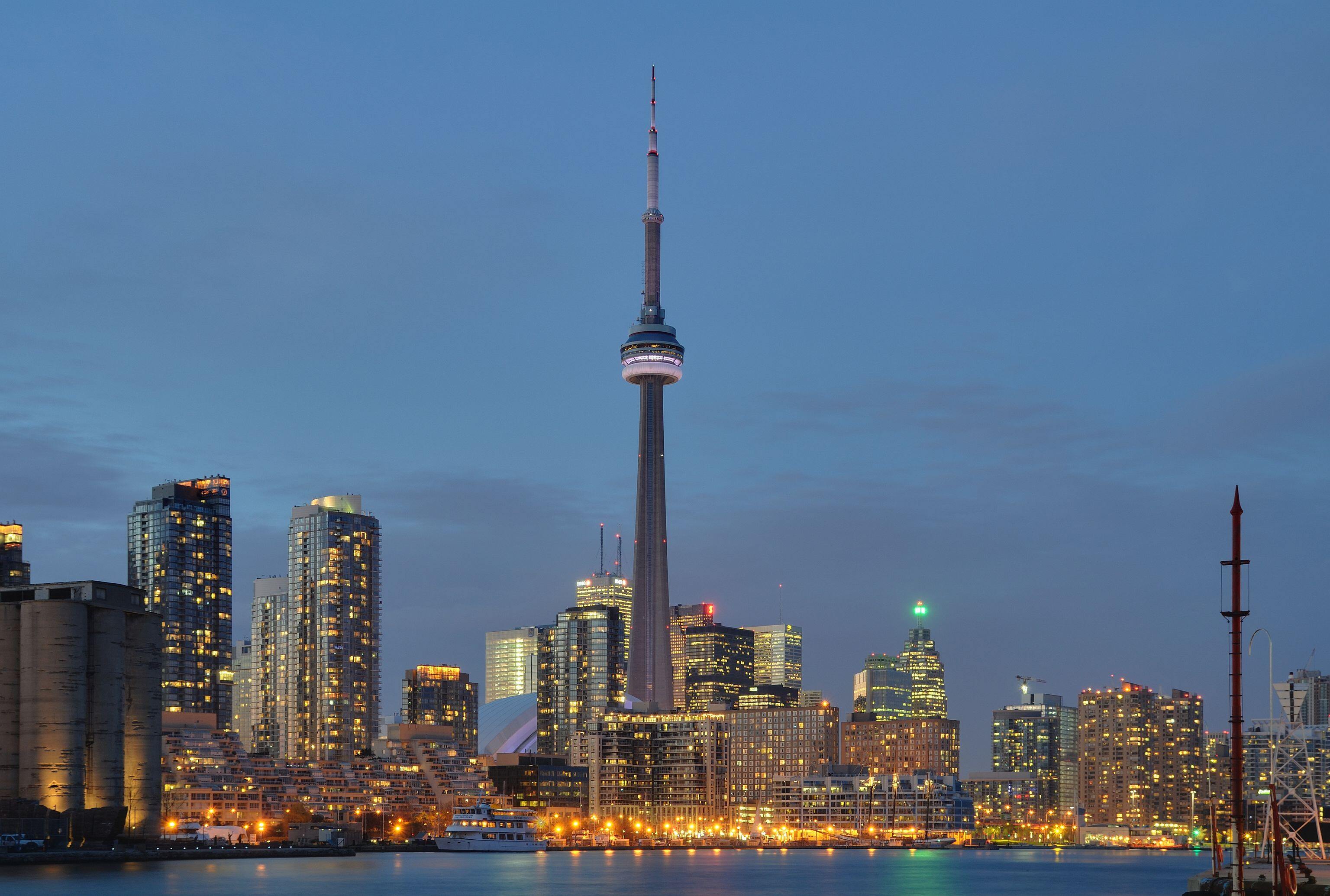 Toronto: Skyline at night.